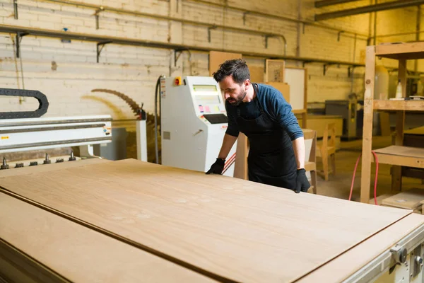 Carpintero Macho Trabajando Con Una Chapa Madera Contrachapada Gran Taller — Foto de Stock