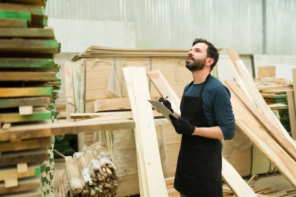 Hombre Hispano Mirando Barras Madera Escribiendo Cuaderno Hermoso Carpintero Masculino — Foto de Stock