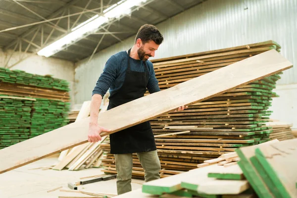 快乐的男性木匠喜欢他的工作 在仓库和木材店安排和堆放木条的工人微笑 — 图库照片