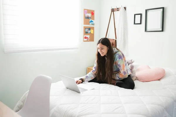 Kaukasische Teenager Sitzen Mit Ihrem Laptop Bett Und Unterhalten Sich — Stockfoto