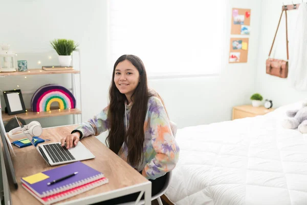 Glad Tonåring Flicka Skriva Bärbar Dator Medan Sitter Skrivbordet Ganska — Stockfoto