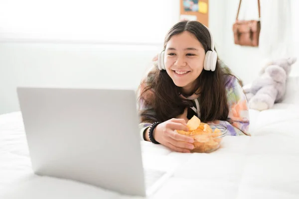 Chica Adolescente Feliz Con Auriculares Viendo Una Película Computadora Portátil — Foto de Stock