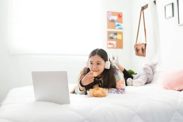 Schöne Pubertierende Mädchen Genießen Einen Film Auf Ihrem Laptop Nettes — Stockfoto