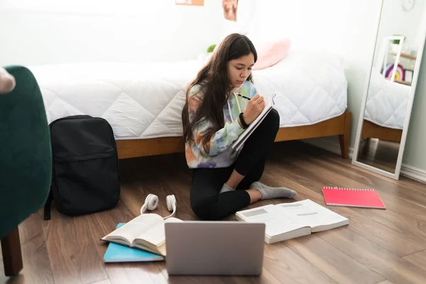 Nerdige Studentin Die Einem Notizbuch Schreibt Und Ihre Hausaufgaben Macht — Stockfoto