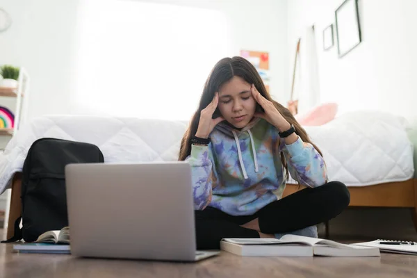 Etudiante Stressée Sentant Dépassée Alors Elle Étudiait Pour Ses Examens — Photo