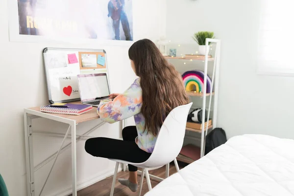Девочка Подросток Печатает Своем Ноутбуке Ищет Интернете Сделать Домашнее Задание — стоковое фото
