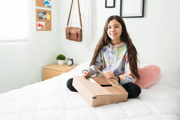 Счастливая Кавказская Девочка Подросток Взволнована Открывая Новый Пакет Онлайн Покупкой — стоковое фото