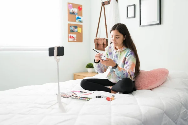 Yaratıcı Ergen Kız Makyajını Yatakta Yapıyor Güzel Blogcu Akıllı Telefonu — Stok fotoğraf