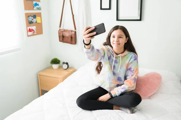 Linda Adolescente Sentada Cama Tomando Una Selfie Con Teléfono Inteligente —  Fotos de Stock