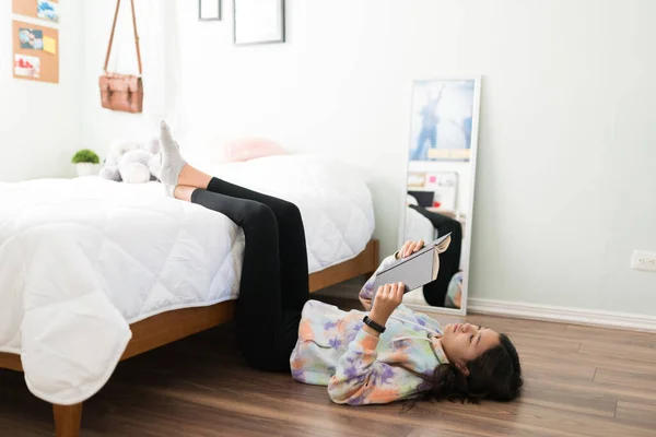 Beautiful Caucasian Teenage Girl Lying Floor Her Feet Her Bed — Stock Photo, Image