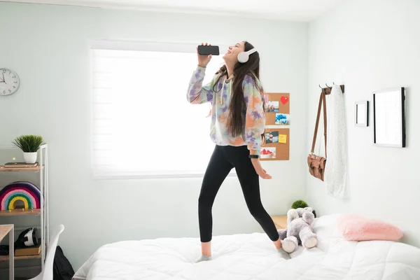 Speels Gelukkig Tienermeisje Heeft Plezier Alleen Haar Slaapkamer Mooi Adolescent — Stockfoto