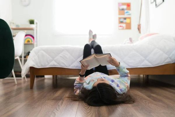 Adolescente Studieuse Lisant Livre Appréciant Une Histoire Dans Chambre Jeune — Photo