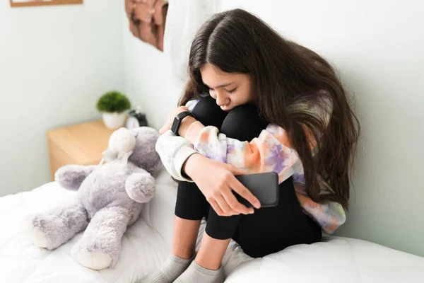 Στεναχωρημένη Έφηβη Που Κάθεται Στο Κρεβάτι Και Αγκαλιάζει Γόνατά Της — Φωτογραφία Αρχείου