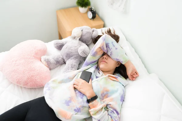 Chica Adolescente Cansada Quedó Dormida Con Teléfono Inteligente Mano Mientras — Foto de Stock