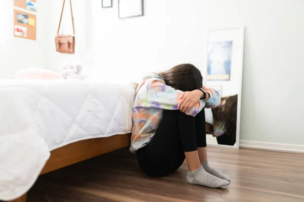 Jovem Adolescente Sofrendo Depressão Triste Deprimido Adolescente Chorando Abraçando Joelhos — Fotografia de Stock