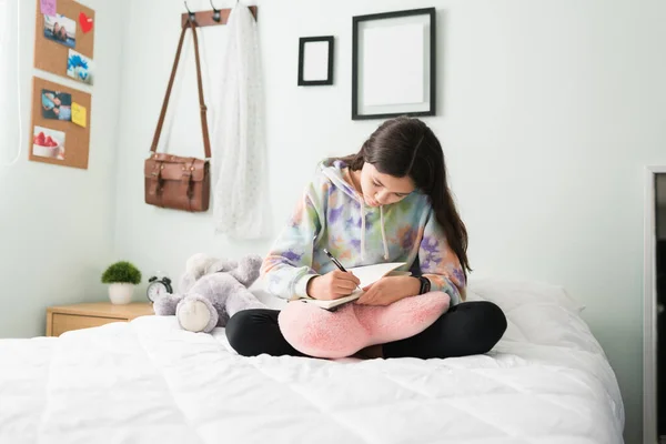 Yatağındaki Düşünceli Genç Kız Yatakta Otururken Gününün Nasıl Geçtiğini Yazıyor — Stok fotoğraf