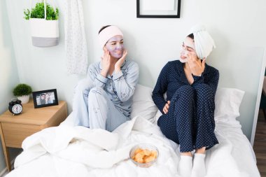 Eğlenceli bir pijama partisinde cilt bakımı yaparken birbirlerine güzellik sırlarını ve kişisel sorunları anlatan sevimli arkadaşlar. 