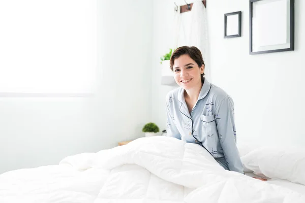 Atractiva Mujer Joven Caucásica Sonriendo Sentada Cama Retrato Una Mujer —  Fotos de Stock