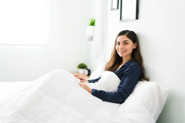 Çekici Bir Genç Kadının Portresi Sabah Uyandıktan Sonra Yatakta Dinleniyor — Stok fotoğraf