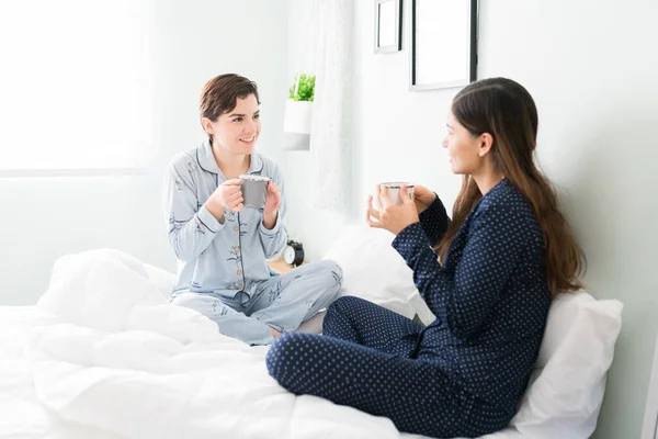 Good Looking Young Women Friends Talking While Sitting Bed Caucasian — Stock Photo, Image