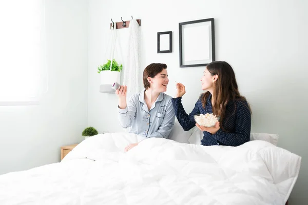 Cantik Tersenyum Wanita Latin Makan Popcorn Untuk Pacar Cantik Mudanya — Stok Foto