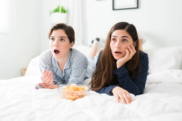 Geschokt Verrast Jonge Vrouwen Pyjama Rusten Slaapkamer Tijdens Het Kijken — Stockfoto