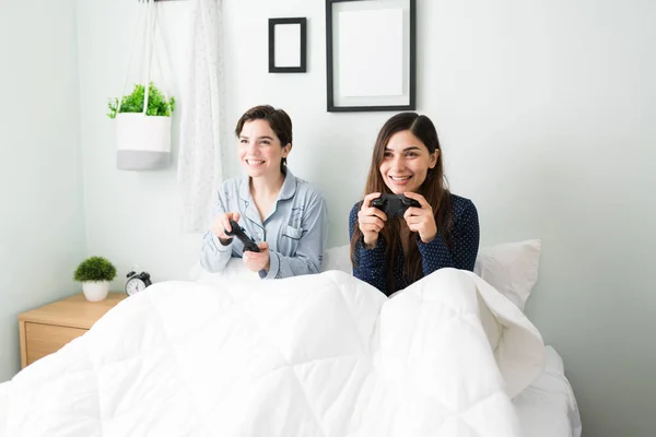 Jolies Jeunes Amies Pyjama Jouant Des Jeux Vidéo Avec Télécommandes — Photo