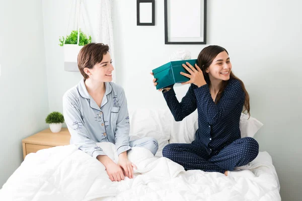 Mujer Joven Latina Sintiéndose Feliz Tratando Adivinar Que Hay Dentro — Foto de Stock