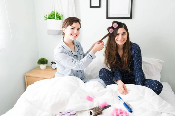 Portrait Deux Amies Heureuses Faisant Leurs Cheveux Lit Pendant Une — Photo