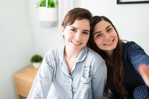 Retrato Dos Mujeres Jóvenes Atractivas Pijama Hermoso Sonriendo Mientras Toma —  Fotos de Stock