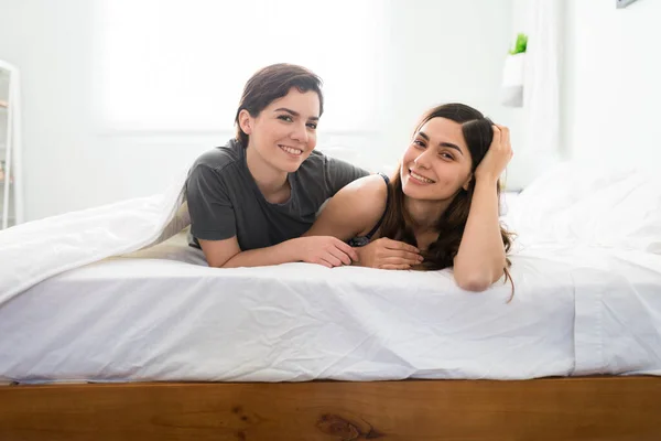 Retrato Una Feliz Pareja Lesbianas Descansando Relajándose Cama Sonriendo Hermosas —  Fotos de Stock