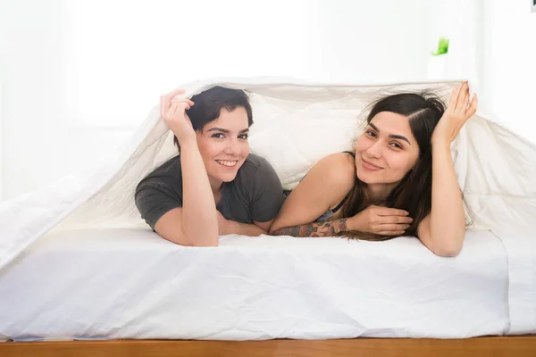 Retrato Una Pareja Gay Enamorada Escondida Bajo Las Sábanas Cama — Foto de Stock