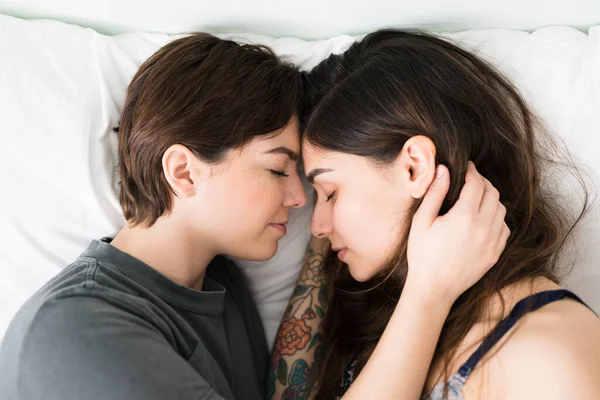一对同性恋夫妇早上醒来后依偎在床上的头像 女同性恋者眼睛闭着 躺在卧室里 — 图库照片