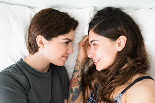 Vonzó Leszbikus Pár Szerelmesek Egymás Szemébe Néznek Mosolyognak Gyönyörű Romantikus — Stock Fotó