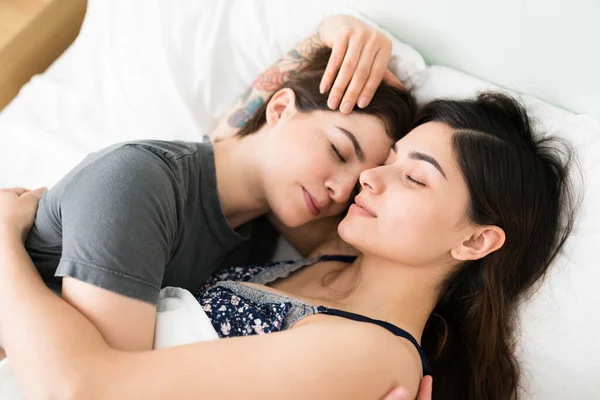 Mujeres Jóvenes Relajadas Felices Acurrucándose Cama Lesbianas Gay Pareja Amor —  Fotos de Stock