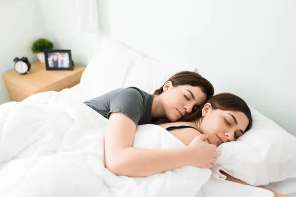 Hispanische Und Kaukasische Junge Frauen Schlafen Ihrem Schlafzimmer Und Sehen — Stockfoto