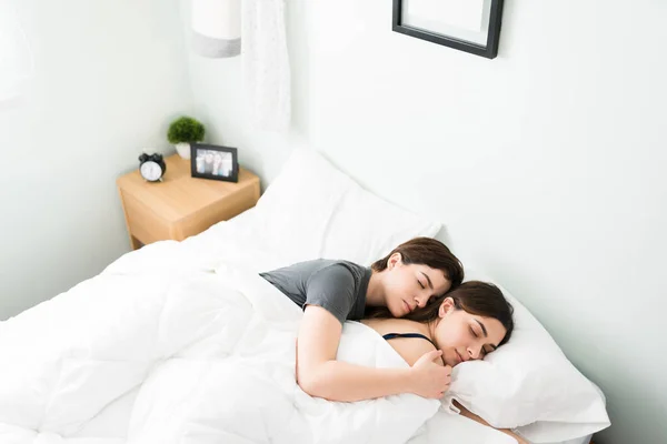 아름다운 레즈비언 커플이 아침에 침대에서 보았습니다 동성애 여성들이 그들의 침실에서 — 스톡 사진
