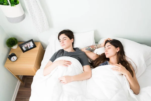 Attraktives Lesbisches Paar Das Bett Liegt Und Versucht Einem Faulen — Stockfoto