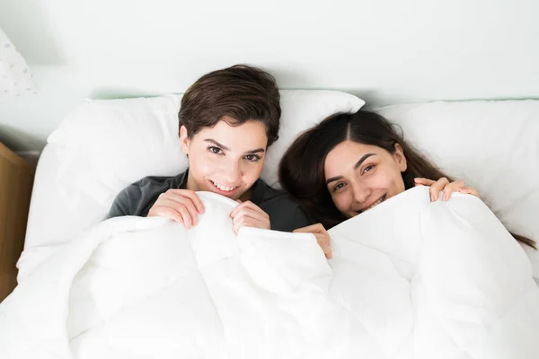 Schöne Schwule Junge Frauen Die Lächeln Und Sich Unter Den — Stockfoto