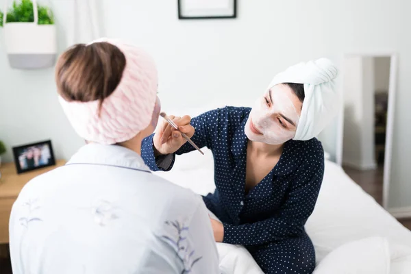 Mujer Guapa Unos Años Con Pijamas Poniendo Tratamiento Facial Cara —  Fotos de Stock