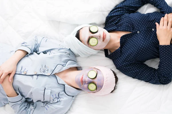 Mejores Amigas Relajadas Tranquilas Descansando Cama Una Lado Otra Mientras —  Fotos de Stock