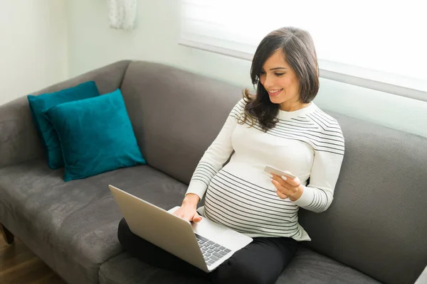 Vacker Gravid Kvinna Köper Online Baby Kläder Och Grejer Med — Stockfoto