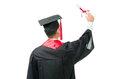 20 'li yaşlarda zeki bir adam mezuniyet töreni sırasında üniversite diplomasını alırken arkadan görülmüş. Üniversite sertifikasını aldıktan sonra kutlama yapan genç mutlu mezun.