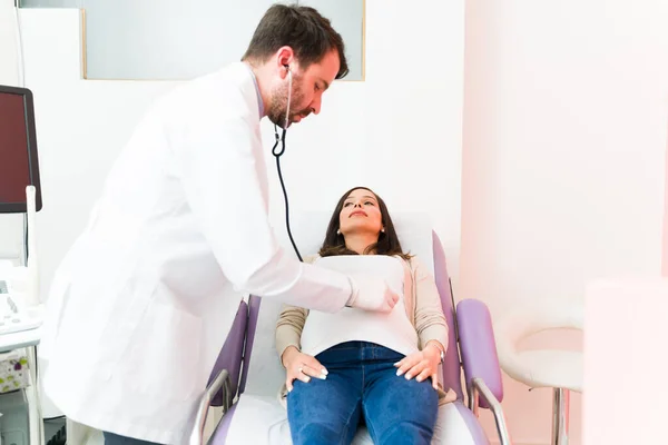 Wanita Hamil Berbaring Kursi Pemeriksaan Ginekolog Dokter Laki Laki Mendengarkan — Stok Foto