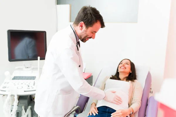 Dokter Bahagia Menyentuh Dengan Sarung Tangan Perut Wanita Hamil Pasien — Stok Foto