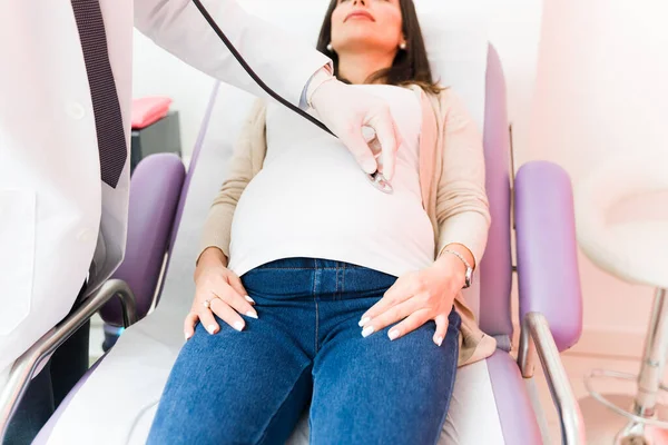 Calon Ibu Berbaring Kursi Pemeriksaan Kantor Dokter Ginekolog Laki Laki — Stok Foto