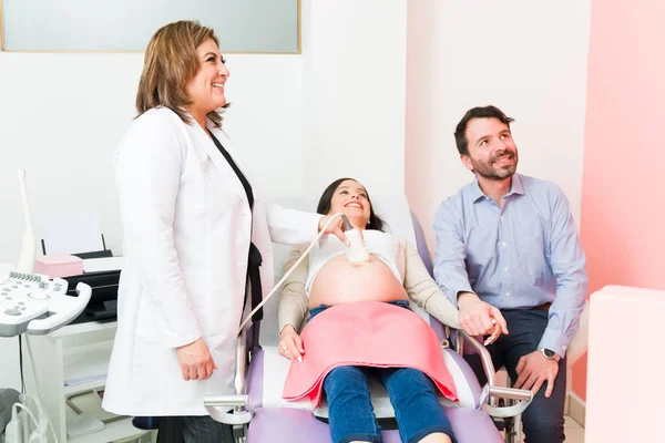 Pasangan Yang Gembira Mengharapkan Bayi Melihat Sonogram Kantor Dokter Dokter — Stok Foto