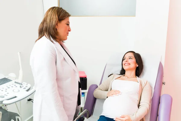 Female Gynecologist Telling Happy Pregnant Woman Good Health Her Baby — Stock Photo, Image