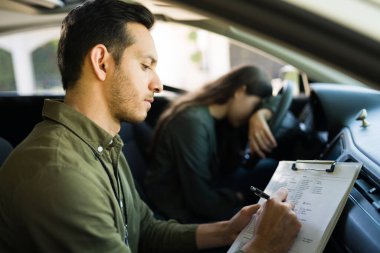 Latin sürüş eğitmeni kızgın ve genç bir sürücünün kötü becerileri hakkında yazıyor. Ergen kız ehliyet sınavında başarısız oldu.