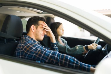 Genç bir kız babasının arabasını sürerken hız limitini aşıyor. Sürüş dersleri sırasında üzgün babasının yanında.